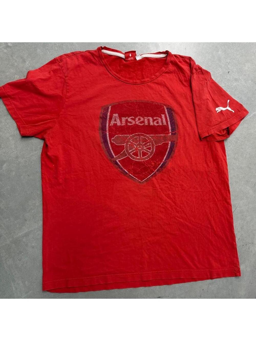 2000's Men's Distressed Puma Arsenal F. C. Red Graphic Tee Sized Large